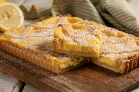 Torta de limão com creme e massa crocante