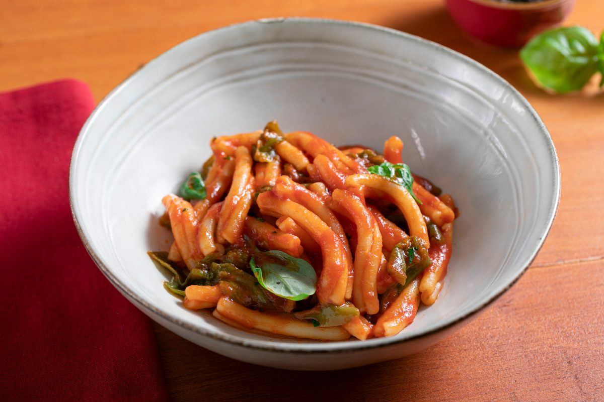 Macarrão com molho de tomate e friggitelli