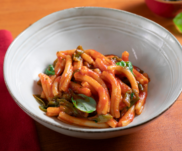 Macarrão com molho de tomate e friggitelli