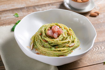 Massa com friggitelli e crudo de camarões