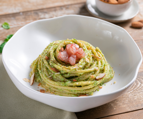 Massa com friggitelli e crudo de camarões