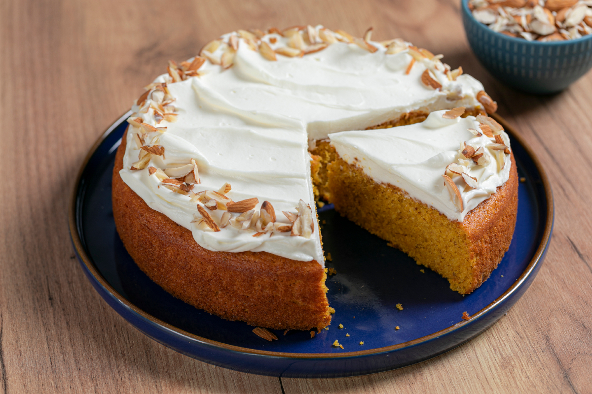 Bolo de cenoura com cobertura de cream cheese
