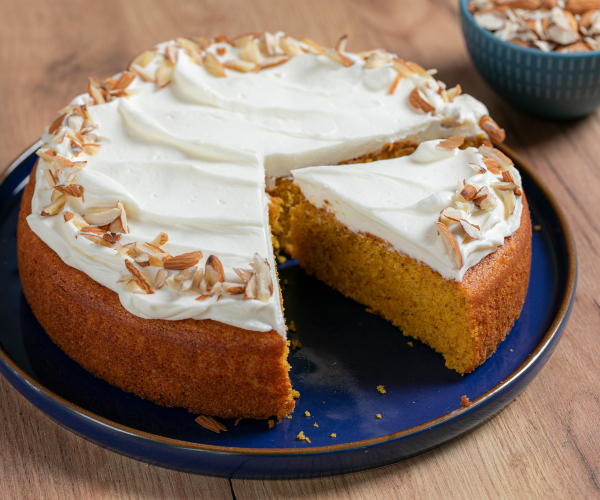 Bolo de cenoura com cobertura de cream cheese