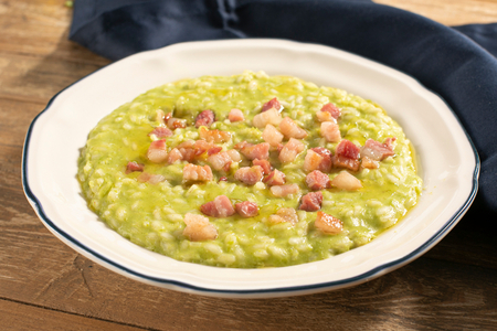 Risoto com creme de ervilhas, Taleggio e pancetta crocante