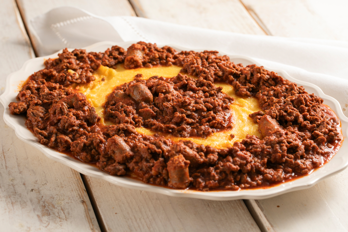 Polenta com bruscitt ao molho de tomate