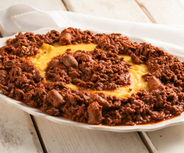 Polenta com bruscitt ao molho de tomate