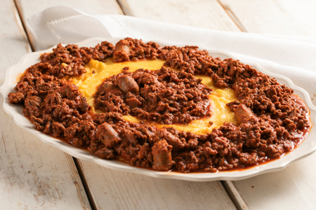 Polenta com bruscitt ao molho de tomate