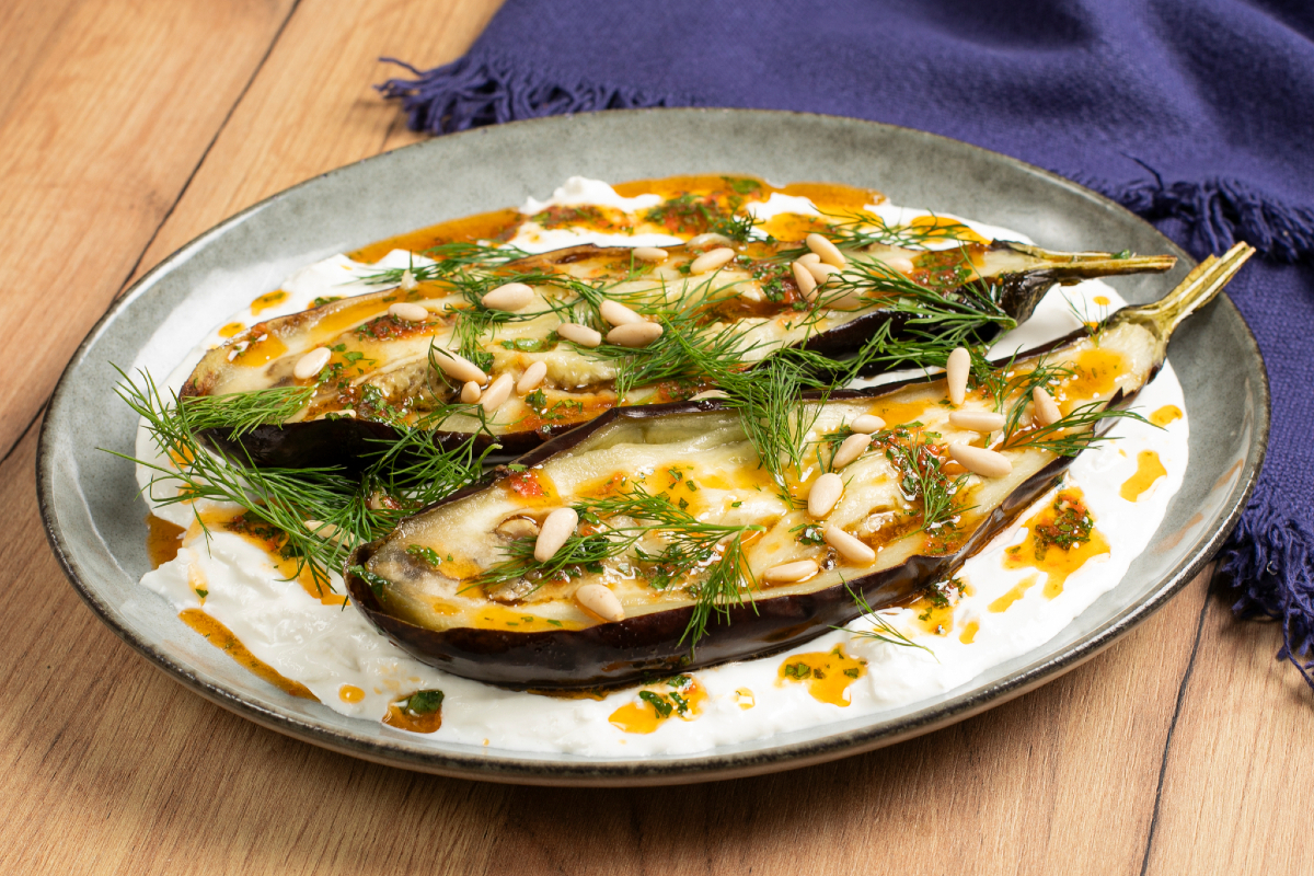 Berinjela assada com burrata e azeite de pimenta