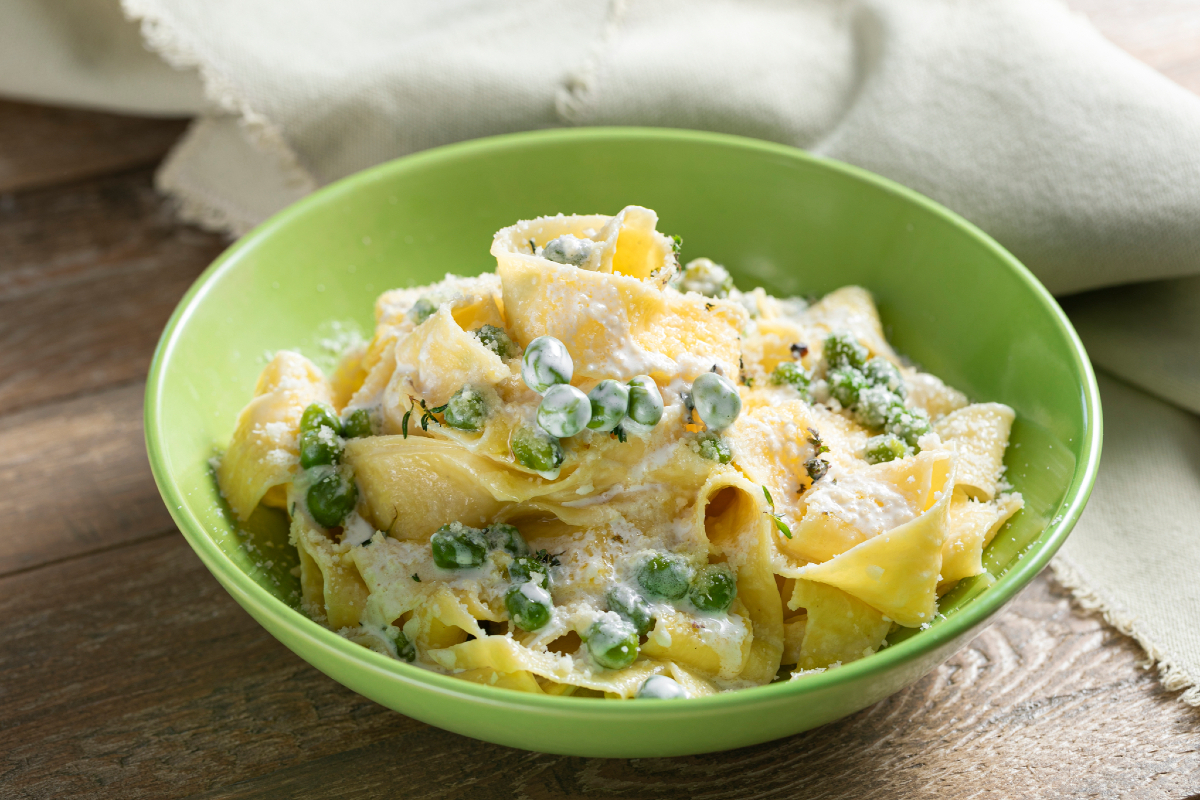 Macarrão com creme e ervilhas