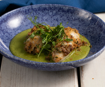 Lulas recheadas à siciliana com creme de ervilha