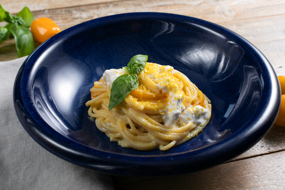 Macarrão com tomatinhos amarelos, stracciatella e bottarga