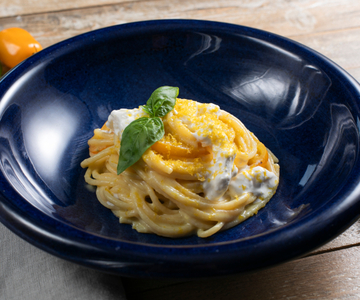 Macarrão com tomatinhos amarelos, stracciatella e bottarga