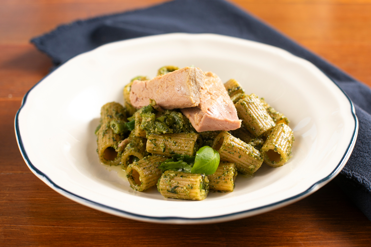 Macarrão ao pesto com vagens e atum