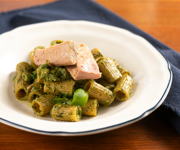 Macarrão ao pesto com vagens e atum