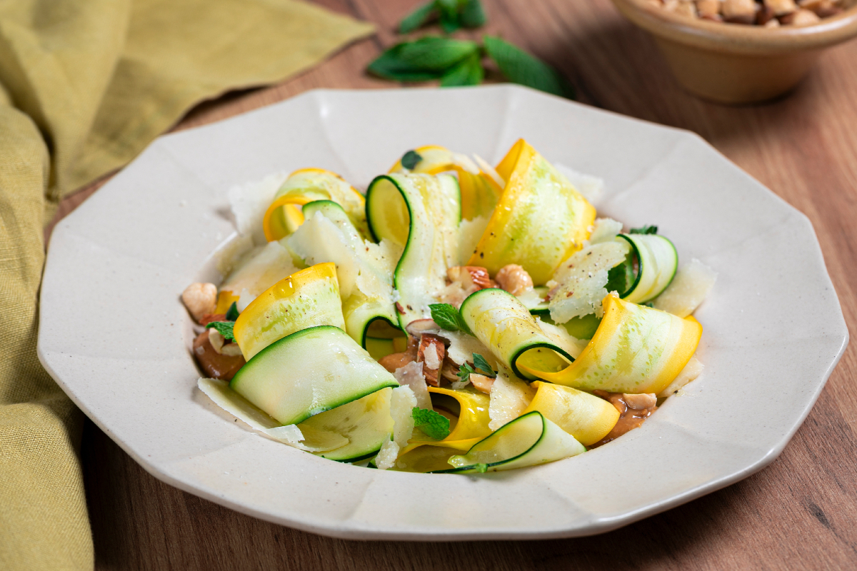 Carpaccio de abobrinhas amarelas e verdes com frutas secas