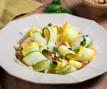 Carpaccio de abobrinhas amarelas e verdes com frutas secas