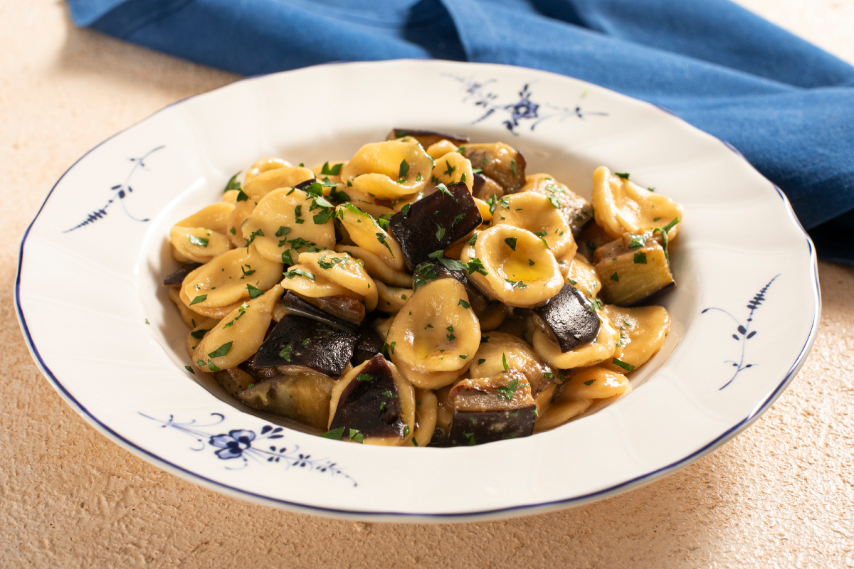 Orecchiette cremosas com miso e berinjela