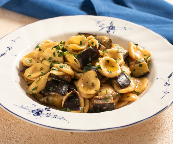 Orecchiette cremosas com miso e berinjela