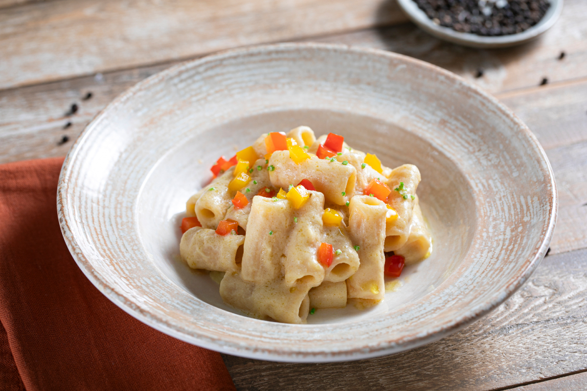Macarrão com creme de grão-de-bico e pimentões