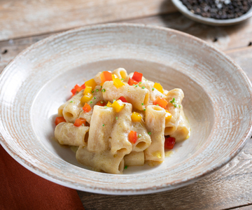 Macarrão com creme de grão-de-bico e pimentões
