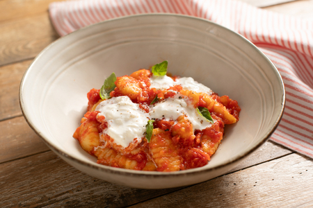 Nhoque com molho de tomate e burrata