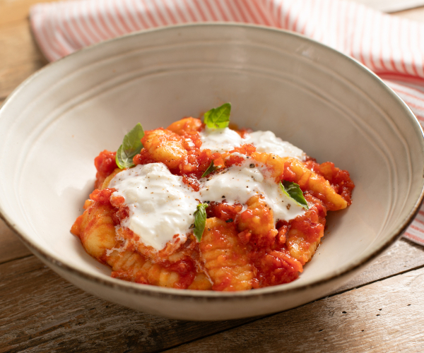 Nhoque com molho de tomate e burrata