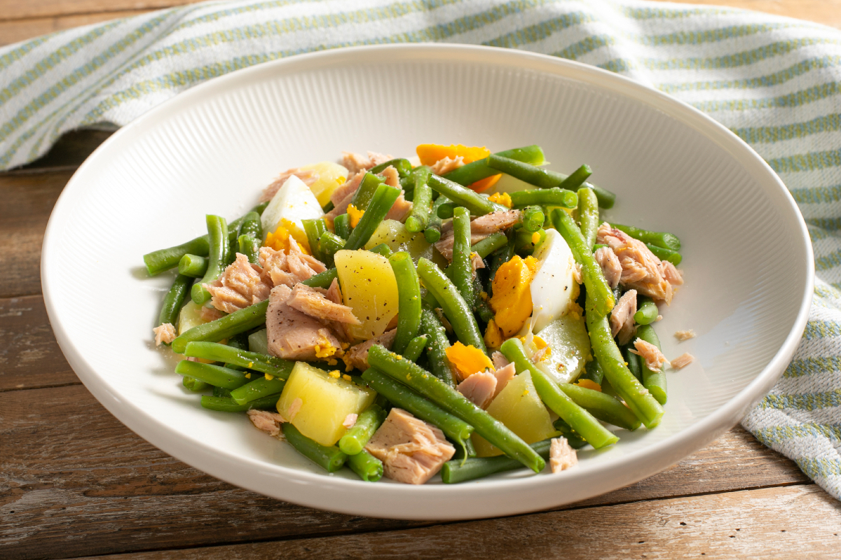 Salada de batata, vagem, atum e ovos