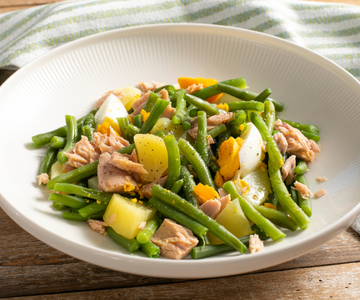 Salada de batata, vagem, atum e ovos
