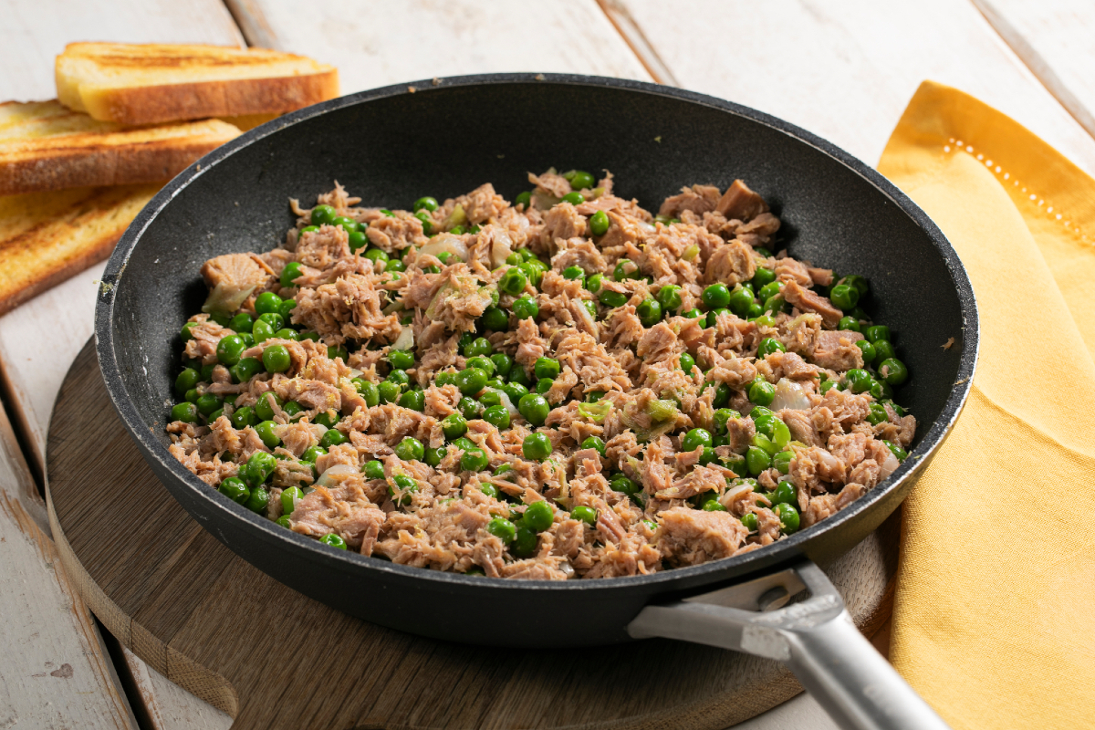 Ervilhas com atum na frigideira