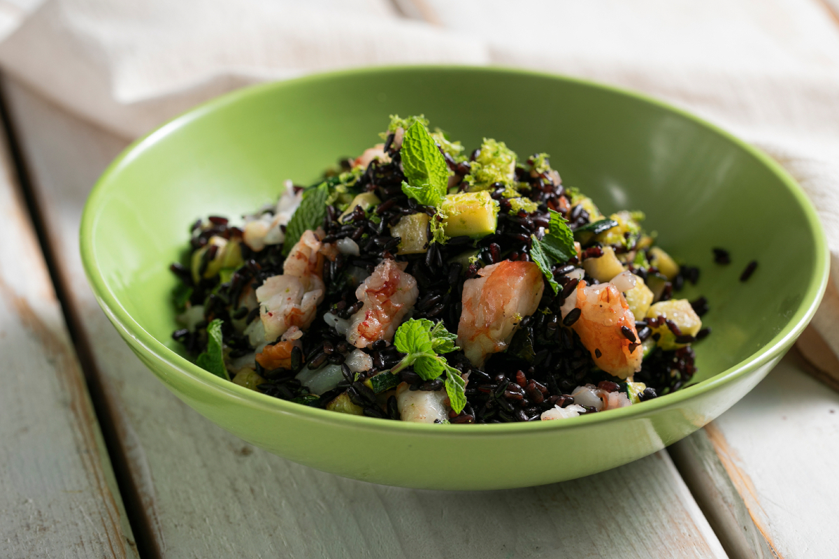 Arroz Venere com camarões, abobrinha e hortelã