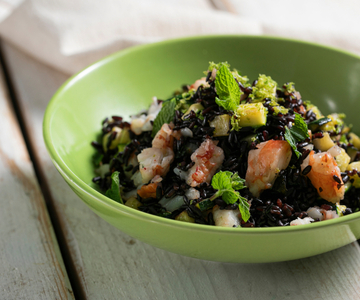 Arroz Venere com camarões, abobrinha e hortelã