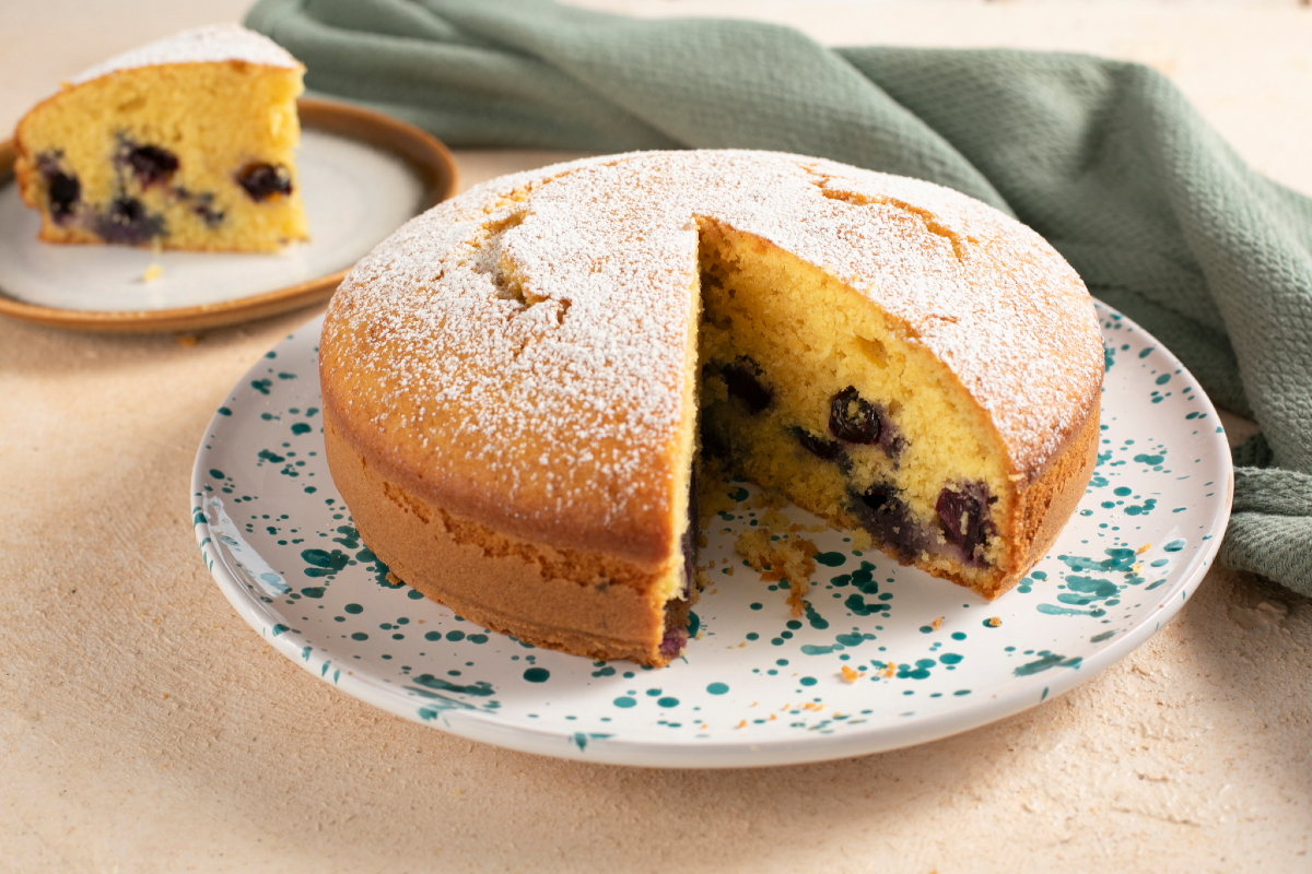 Bolo de 5 minutos com coco e mirtilos