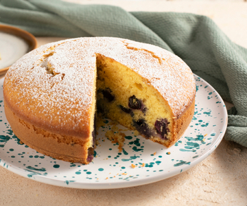 Bolo de 5 minutos com coco e mirtilos