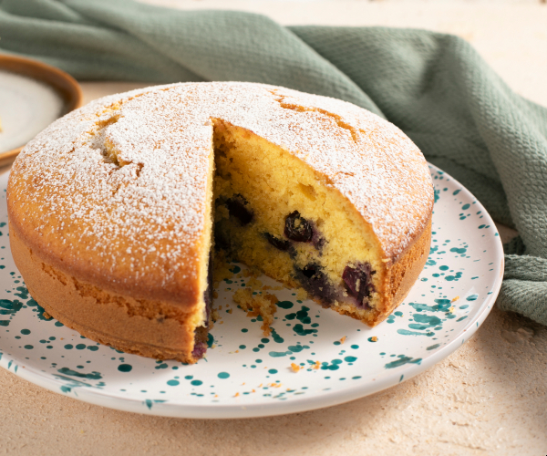 Bolo de 5 minutos com coco e mirtilos