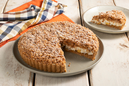 Sbriciolata sem forno com creme de ricota e pêssegos