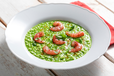 Risoto de pesto com camarão