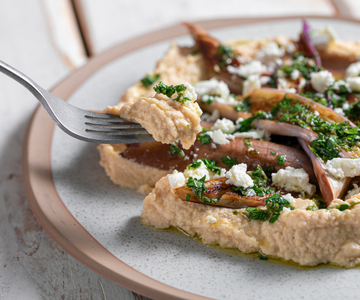 Berinjelas na frigideira com hummus e feta