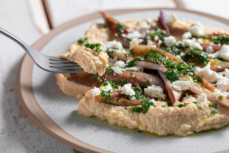 Berinjelas na frigideira com hummus e feta