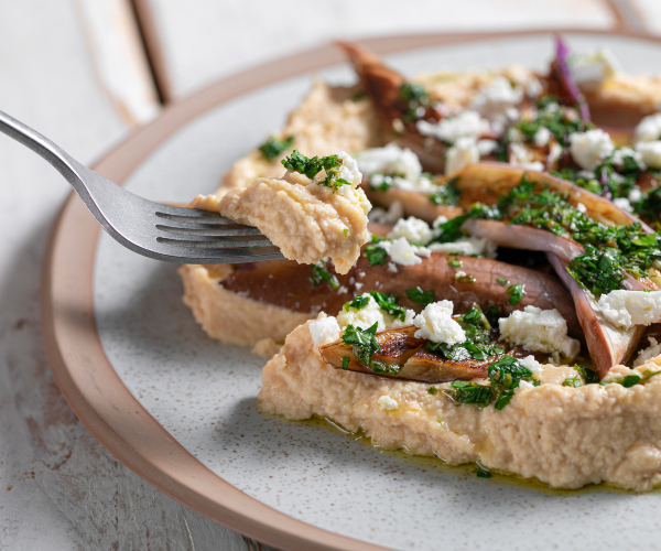 Berinjelas na frigideira com hummus e feta