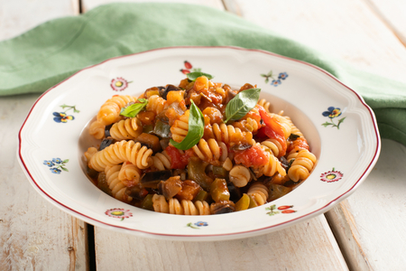 Fusilli com pimentões e berinjela