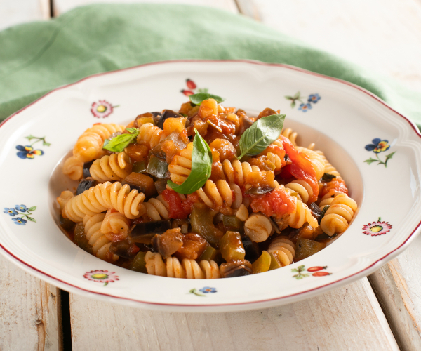 Fusilli com pimentões e berinjela