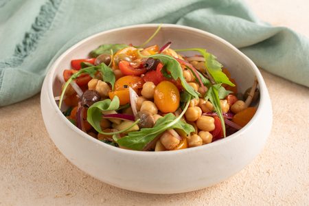 Salada mediterrânea de grão-de-bico