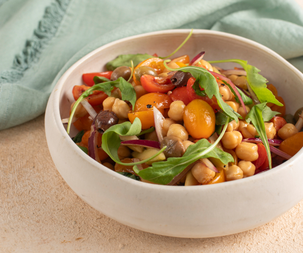 Salada mediterrânea de grão-de-bico