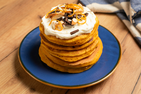 Panqueca de cenoura com cream cheese