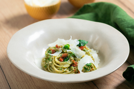 Linguine com pesto de alface