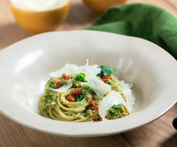 Linguine com pesto de alface