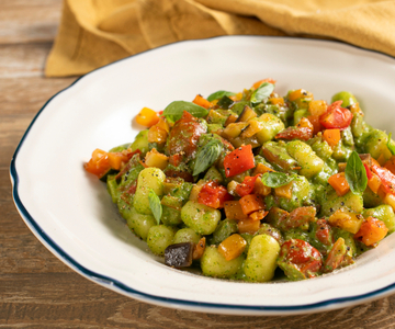 Gnocchetti com pesto de rúcula e legumes de verão