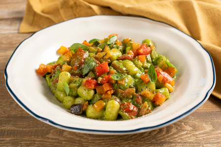 Gnocchetti com pesto de rúcula e legumes de verão