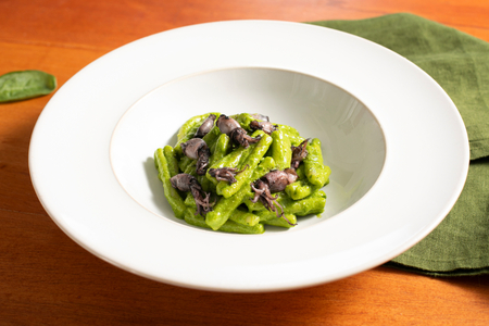 Massa com lulas e pesto de espinafre