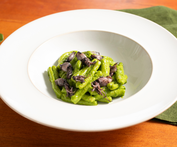 Massa com lulas e pesto de espinafre